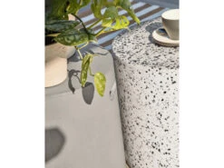 Bijzettafel Voor Buiten JENELL - Wit Terrazzo Wit 12 Bijzettafel Voor Buiten JENELL - Wit Terrazzo Wit -Lifetime || ESSENZA || Zuiver Winkel kave home jenell 42674